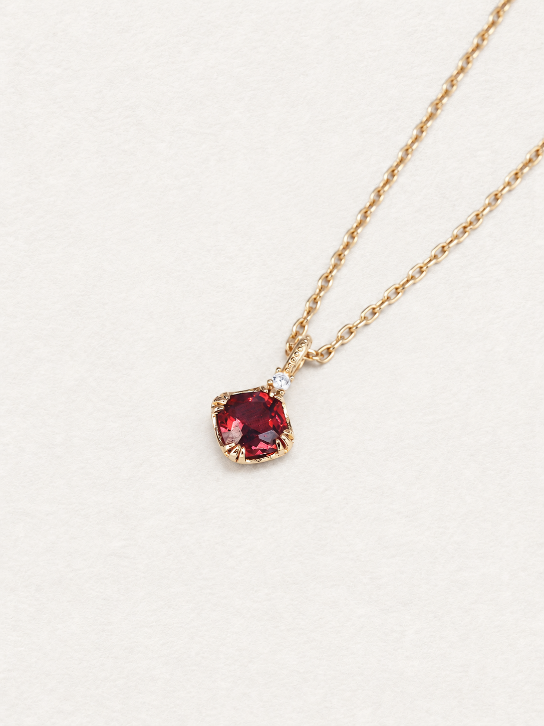 Collier à pendentif réversible en grenat