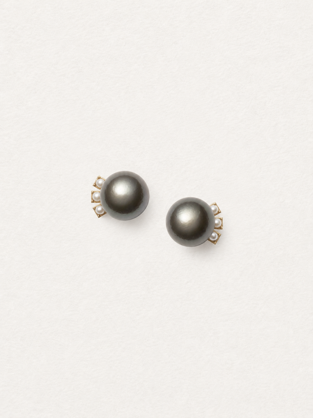 Black Pearl Petal Stud Earrings