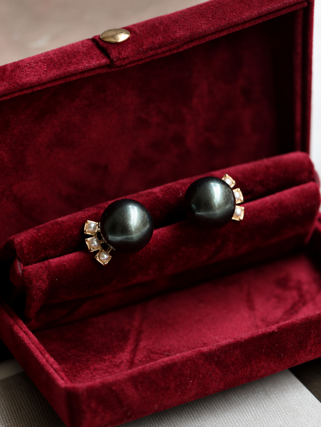 Black Pearl Petal Stud Earrings